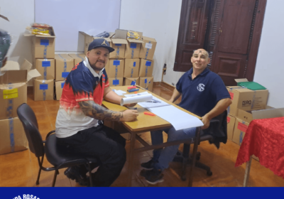 Entrega de útiles escolares a niños de la comunidad portuaria