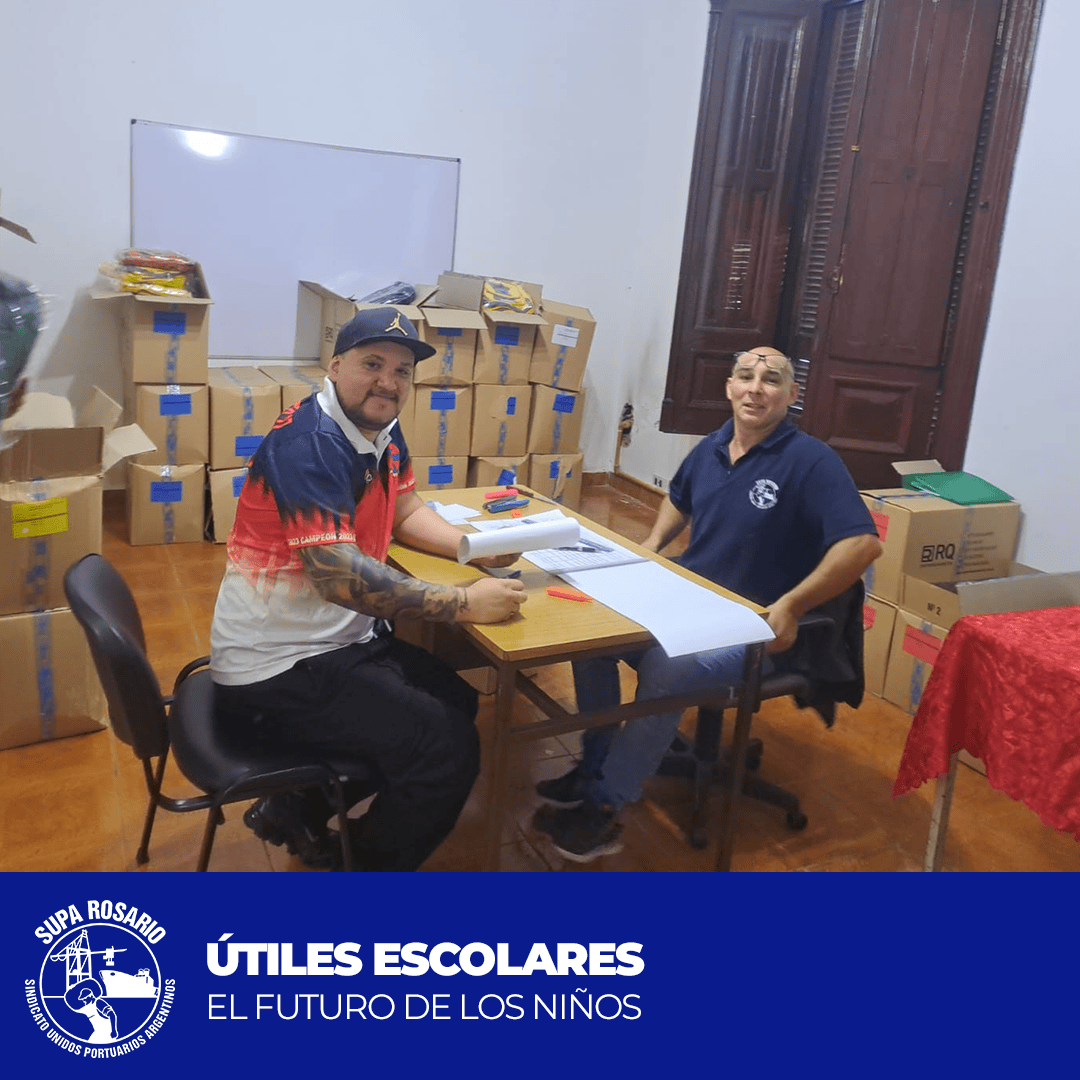 Entrega de útiles escolares a niños de la comunidad portuaria