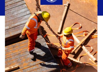Trabajadores portuarios en actividad de seguridad laboral