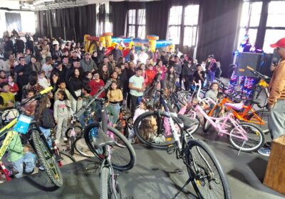Estibadores y sus hijos disfrutando del Día de las Infancias