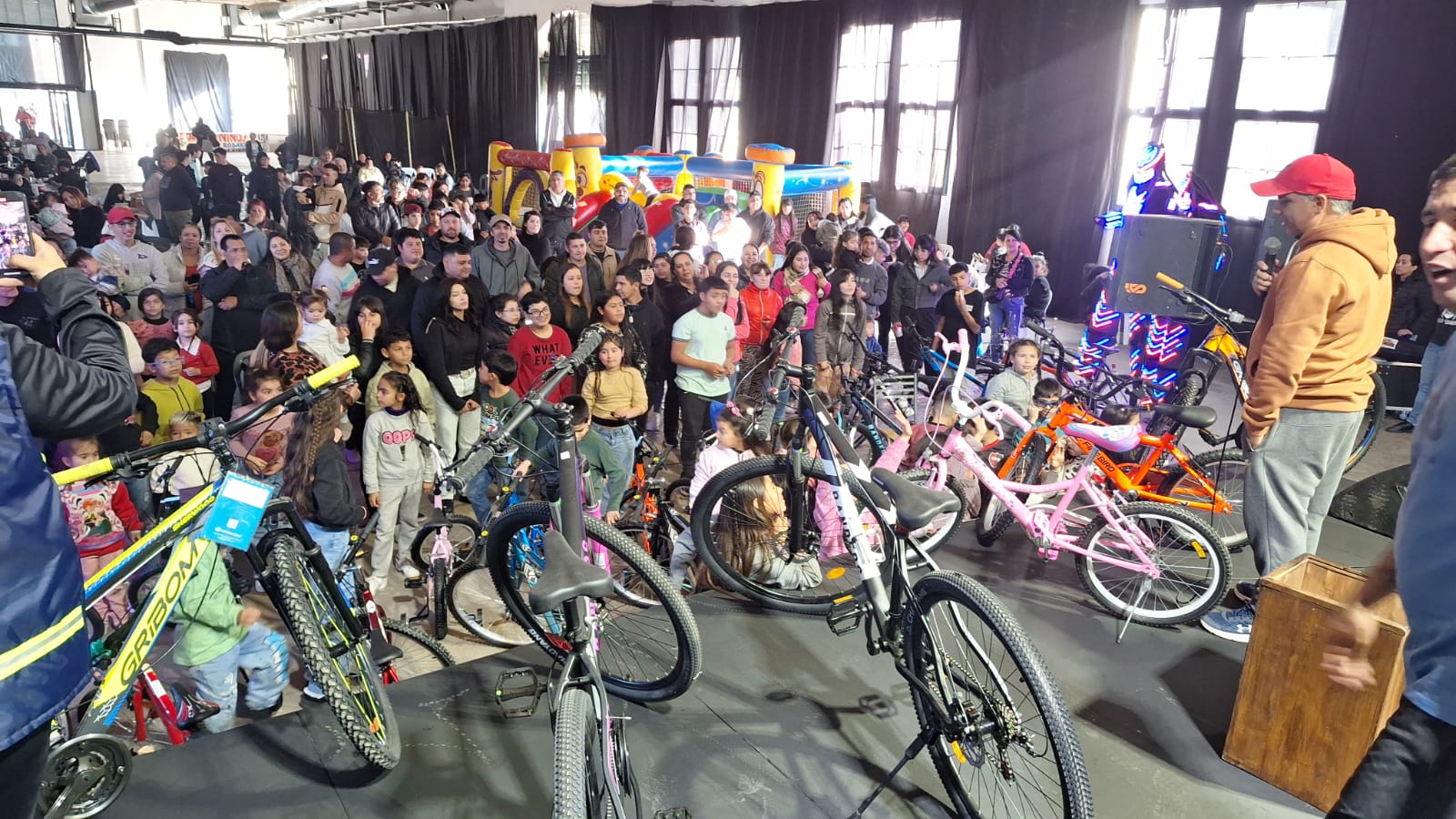 Estibadores y sus hijos disfrutando del Día de las Infancias