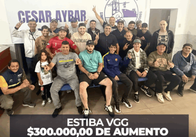 Trabajadores portuarios celebrando aumento salarial y bono de Navidad